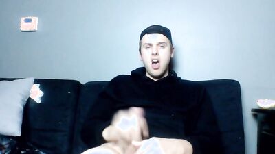 Boyfriend cleans load after stroking