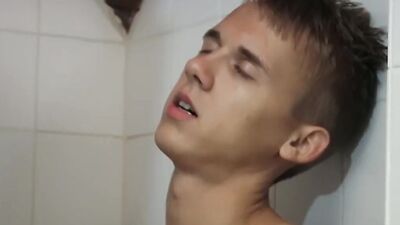 Muscular homo stuffs ass with big cock in spitroast 3way