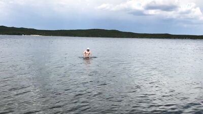 Jeg svømmer nøgen og rykker ud på en offentlig strand....Jeg tror, de bemærkede mig?!