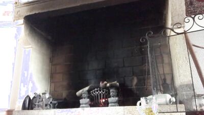 pisse et branle devant la cheminée pour Le Centurion