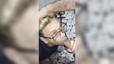 putinho chupando ate ganha leite na cara