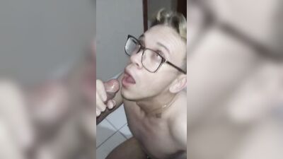 putinho chupando ate ganha leite na cara