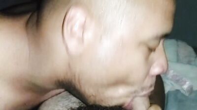 LE HAGO GARGANTA PROFUNDA Y LE TOMO LA LECHE AL NOVIO DE MI MEJOR AMIGA