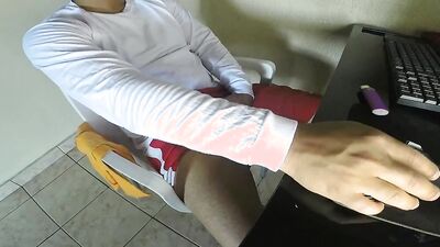 Gamer PAUZUDO pausa no jogo para bater uma com os amigos na cam