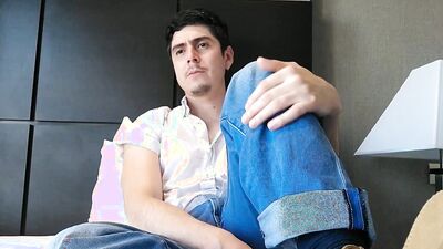 1a vez derramando mi leche para la comunidad Pornhub - Hombre guapo se relaja en su cuarto de hotel