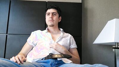 1a vez derramando mi leche para la comunidad Pornhub - Hombre guapo se relaja en su cuarto de hotel