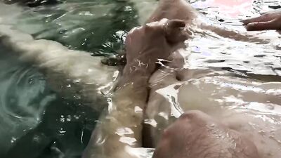 Rainy day hot tub fun avec un très bon French-Canadian twink chaser sub boy