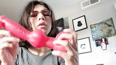 My Recommended beginner's Dildo (Toybox showcase 1) Bloopers in the back!!