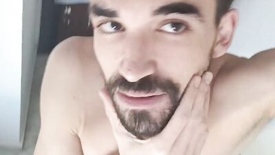 Chico vicioso en la cama