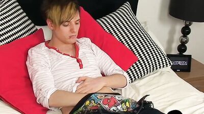 Skinny twink emo Lucas James masturbates and jizzes solo
