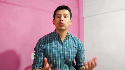Barbero le da sexo oral a un cliente en su salon. Se come la leche de su gran polla- Relato sexual