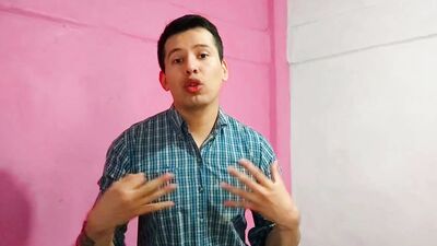 Barbero le da sexo oral a un cliente en su salon. Se come la leche de su gran polla- Relato sexual