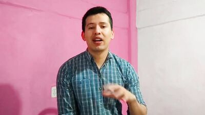 Barbero le da sexo oral a un cliente en su salon. Se come la leche de su gran polla- Relato sexual