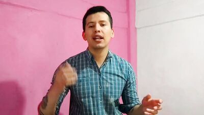 Barbero le da sexo oral a un cliente en su salon. Se come la leche de su gran polla- Relato sexual
