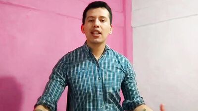 Barbero le da sexo oral a un cliente en su salon. Se come la leche de su gran polla- Relato sexual