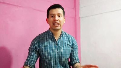 Barbero le da sexo oral a un cliente en su salon. Se come la leche de su gran polla- Relato sexual