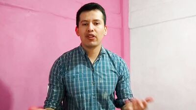 Barbero le da sexo oral a un cliente en su salon. Se come la leche de su gran polla- Relato sexual