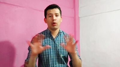 Barbero le da sexo oral a un cliente en su salon. Se come la leche de su gran polla- Relato sexual