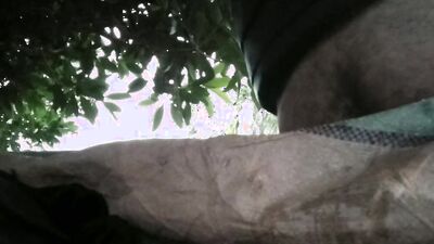 jugando con mi dildo en el parque