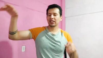Fui por primera vez a unas cabinas ! y termine cogiendo con mi amigo el dotado mientras nos espiaban