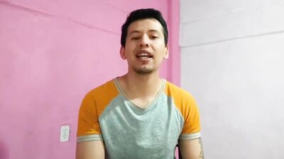 Fui por primera vez a unas cabinas ! y termine cogiendo con mi amigo el dotado mientras nos espiaban