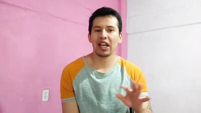 Fui por primera vez a unas cabinas ! y termine cogiendo con mi amigo el dotado mientras nos espiaban