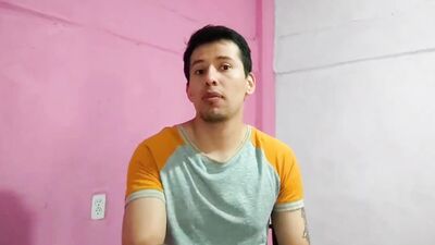Fui por primera vez a unas cabinas ! y termine cogiendo con mi amigo el dotado mientras nos espiaban