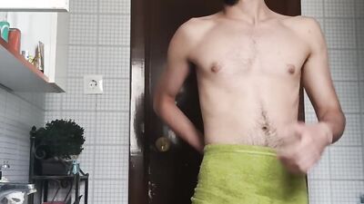 Chico se toma una ducha caliente