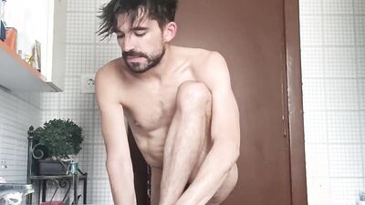 Chico se toma una ducha caliente