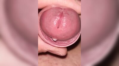 Gros plan sur mon gland qui mouille et qui gicle