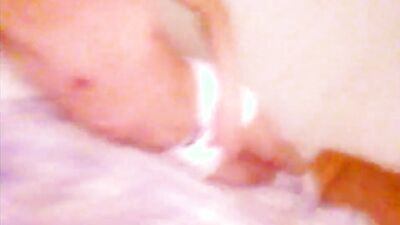 Hump Cum. Minet asiatique frotte sa bite au lit, gémit en français, éjacule dans son boxer blanc