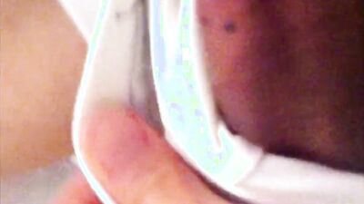 Hump Cum. Minet asiatique frotte sa bite au lit, gémit en français, éjacule dans son boxer blanc