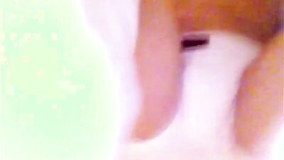 Hump Cum. Minet asiatique frotte sa bite au lit, gémit en français, éjacule dans son boxer blanc