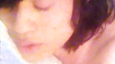 Hump Cum. Minet asiatique frotte sa bite au lit, gémit en français, éjacule dans son boxer blanc