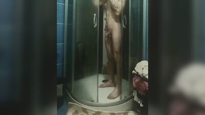 I play with the master in the bathroom and he squirts