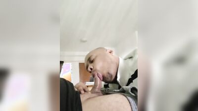 EL VECINO HETERO CURIOSO VINO A FUMAR UN PORRO Y TERMINE COMIENDOLE LA VERGA