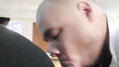 EL VECINO HETERO CURIOSO VINO A FUMAR UN PORRO Y TERMINE COMIENDOLE LA VERGA