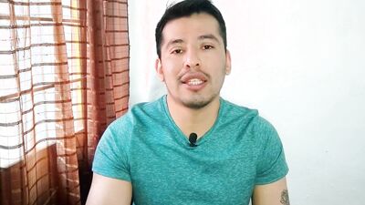 Jovencito twink le coquetea al repartidor del agua y termina siendo penetrado por sus 23cm de verga