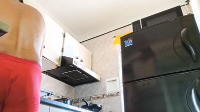 Doble masturbación en la cocina mientras hago cena