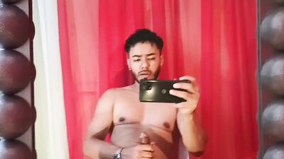 Un delicioso espectáculo de semen frente al espejo y un cigarrillo para calentar el momento