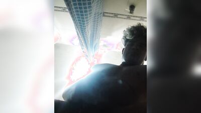 cachondo corriendose cayendo semen sobre la camara