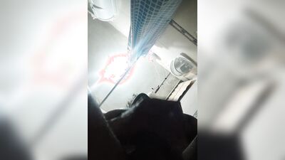 cachondo corriendose cayendo semen sobre la camara