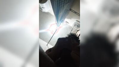 cachondo corriendose cayendo semen sobre la camara