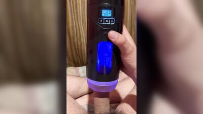 Maquina que hace garganta profunda lo chupa bien rico y fuerte, explosión de leche al final del vide