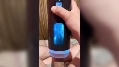 Maquina que hace garganta profunda lo chupa bien rico y fuerte, explosión de leche al final del vide