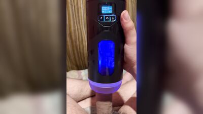 Maquina que hace garganta profunda lo chupa bien rico y fuerte, explosión de leche al final del vide