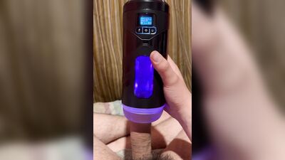 Maquina que hace garganta profunda lo chupa bien rico y fuerte, explosión de leche al final del vide