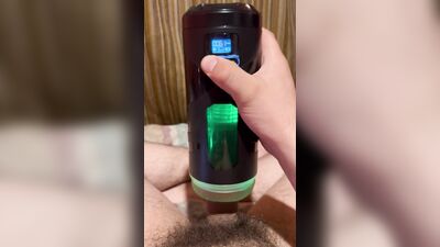 Maquina que hace garganta profunda lo chupa bien rico y fuerte, explosión de leche al final del vide