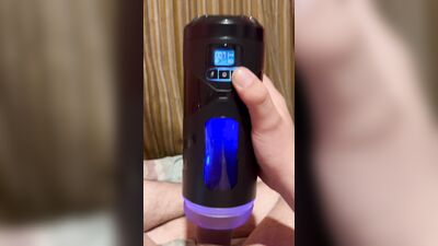 Maquina que hace garganta profunda lo chupa bien rico y fuerte, explosión de leche al final del vide