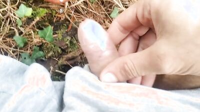 Senderista Se Saca la Polla Buscando Setas????y Descarga Se Semen En Una De Ellas